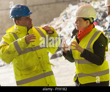 Dumfries, Scotland, Regno Unito. 28 Aprile, 2016. Ruth Davidson, leader del conservatore scozzese e il Partito Unionista,parlando a George Conchie, Operations Manager Armstrong la gestione dei rifiuti nel corso di una visita ad Armstrong la gestione dei rifiuti. Credito: Sud ovest Scozia Immagini/Alamy Live News Foto Stock