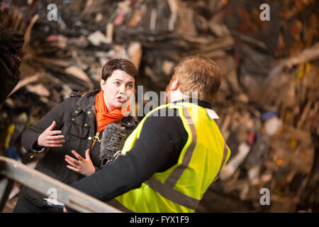 Dumfries, Scotland, Regno Unito. 28 Aprile, 2016. Ruth Davidson, leader del conservatore scozzese e il Partito unionista, parlando di ITV news team durante una visita ad Armstrong la gestione dei rifiuti a Dumfries Scozia UK Credit: Sud Ovest immagini Scozia/Alamy Live News Foto Stock