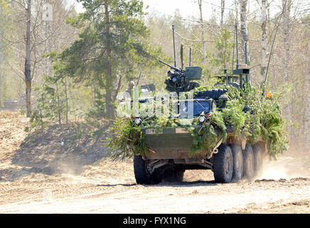 Riga, Lettonia. 28 apr, 2016. Negli Stati Uniti un veicolo blindato è visto durante il funzionamento estate scudo XIII esercitazione militare presso Adazi Area Formazione al di fuori di Riga, Lettonia, 28 aprile 2016. Circa 1300 soldati provenienti da Lettonia e Lituania, gli Stati Uniti, Canada, Finlandia e Germania ecc ha preso parte alla esercitazione militare dal 17 aprile al 29. © Guo Qun/Xinhua/Alamy Live News Foto Stock