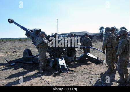 Riga, Lettonia. 28 apr, 2016. I soldati degli Stati Uniti prendere parte all'operazione in estate scudo XIII esercitazione militare presso Adazi Area Formazione al di fuori di Riga, Lettonia, 28 aprile 2016. Circa 1300 soldati provenienti da Lettonia e Lituania, gli Stati Uniti, Canada, Finlandia e Germania ecc ha preso parte alla esercitazione militare dal 17 aprile al 29. © Guo Qun/Xinhua/Alamy Live News Foto Stock