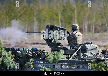 Riga, Lettonia. 28 apr, 2016. Un soldato nordamericano prende parte all'operazione in estate scudo XIII esercitazione militare presso Adazi Area Formazione al di fuori di Riga, Lettonia, 28 aprile 2016. Circa 1300 soldati provenienti da Lettonia e Lituania, gli Stati Uniti, Canada, Finlandia e Germania ecc ha preso parte alla esercitazione militare dal 17 aprile al 29. © Guo Qun/Xinhua/Alamy Live News Foto Stock