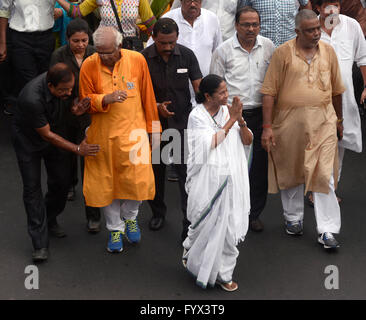 Kolkata, India. 28 apr, 2016. Il Bengala Occidentale Chief Minister e Trinamool Congress Supremo, Mamata Banerjee conduce una campagna rally da Sulekha a Ballygunjphari alla campagna per TMC candidati del sud di Kolkata. I partiti politici sono impegnati nella campagna per il loro assemblaggio dei candidati alle elezioni dalla mattina dell'ultimo giorno della campagna per la quinta fase del Bengala Occidentale assemblea legislativa elezione 2016. © Saikat Paolo/Pacific Press/Alamy Live News Foto Stock