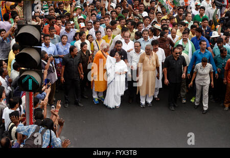 Kolkata, India. 28 apr, 2016. Il Bengala Occidentale Chief Minister e Trinamool Congress Supremo, Mamata Banerjee conduce una campagna rally da Sulekha a Ballygunjphari alla campagna per TMC candidati del sud di Kolkata. I partiti politici sono impegnati nella campagna per il loro assemblaggio dei candidati alle elezioni dalla mattina dell'ultimo giorno della campagna per la quinta fase del Bengala Occidentale assemblea legislativa elezione 2016. © Saikat Paolo/Pacific Press/Alamy Live News Foto Stock