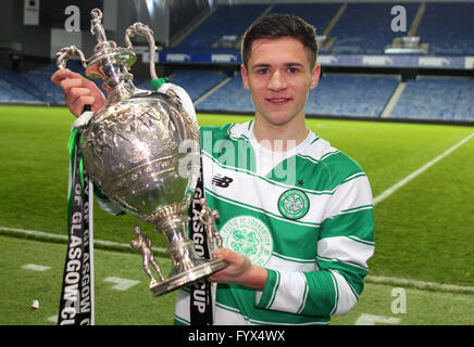 Ibrox Stadium di Glasgow, Scozia. 28 apr, 2016. La gioventù Glasgow finale di coppa. Rangers U17 rispetto al Celtic U17. Jack Aitchison con il trofeo Credito: Azione Sport Plus/Alamy Live News Foto Stock