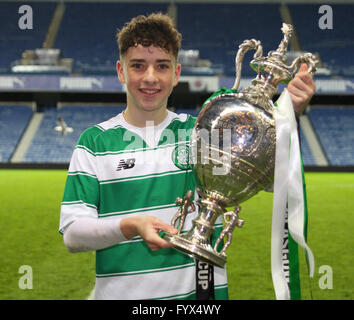 Ibrox Stadium di Glasgow, Scozia. 28 apr, 2016. La gioventù Glasgow finale di coppa. Rangers U17 rispetto al Celtic U17. Goalscorer Michael Johnston con il trofeo Credito: Azione Sport Plus/Alamy Live News Foto Stock