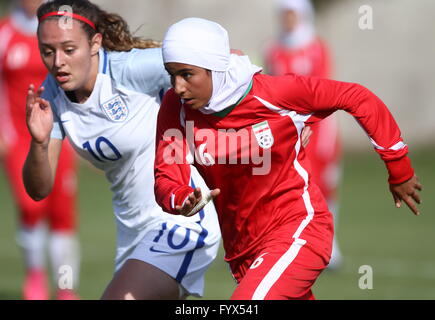 Torviscosa, Italia. 28 apr, 2016. Fehimeh Arzani (a destra) il sistema VIES con Melika Mohammadi (Iran) nel corso della donna di U16 Torneo Internazionale di match tra Inghilterra e in Iran dove Inghilterra batte l'Iran con il punteggio di 2-0. © Andrea Spinelli/Pacific Press/Alamy Live News Foto Stock