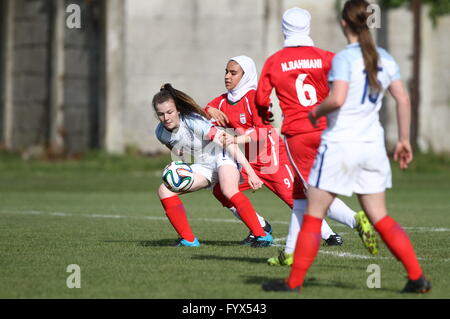 Torviscosa, Italia. 28 apr, 2016. Lauren Canapa (sinistra) combatte per la palla con Mahshadossadat Amiri (Iran) nel corso della donna di U16 Torneo Internazionale di match tra Inghilterra e in Iran dove Inghilterra batte l'Iran con il punteggio di 2-0. © Andrea Spinelli/Pacific Press/Alamy Live News Foto Stock