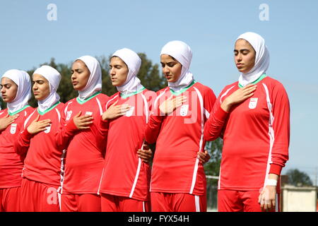 Torviscosa, Italia. 28 apr, 2016. Iran giocatori canta l'inno nazionale prima di donna di U16 Torneo Internazionale di match tra Inghilterra e in Iran dove Inghilterra batte l'Iran con il punteggio di 2-0. © Andrea Spinelli/Pacific Press/Alamy Live News Foto Stock