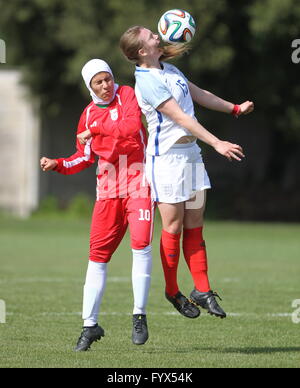 Torviscosa, Italia. 28 apr, 2016. Melika Mohammadi (Iran) vies con Miri Taylor (Inghilterra)nel corso della donna di U16 Torneo Internazionale di match tra Inghilterra e in Iran dove Inghilterra batte l'Iran con il punteggio di 2-0. © Andrea Spinelli/Pacific Press/Alamy Live News Foto Stock