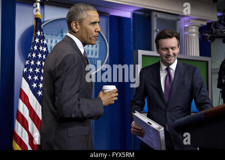 Washington DC, Stati Uniti d'America. 28 Aprile, 2016. Il Presidente degli Stati Uniti Barack Obama fa una visita a sorpresa al giornalismo gli studenti che partecipano a un collegio giorno reporter accanto a Josh serio, segretario stampa della Casa Bianca, a destra in Brady Press Briefing Room della Casa Bianca di Washington, DC, Stati Uniti, giovedì, 28 aprile 2016. Un media blitz dalla Casa Bianca e i suoi alleati non è riuscito a rompere il repubblicano opposizione a Obama alla Corte Suprema del candidato ed è tutto ma certo il sedile rimane vacante fino a dopo le elezioni USA nel mese di novembre. Credito: ZUMA Press, Inc./Alamy Live News Foto Stock