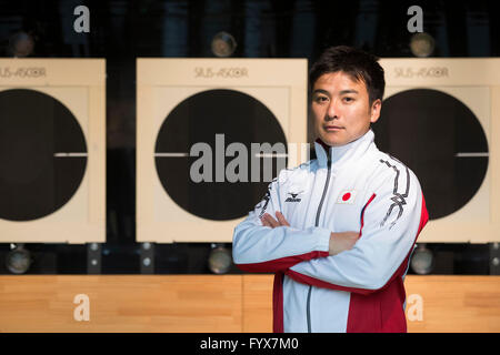 JISS, Tokyo, Giappone. 28 apr, 2016. Eita Mori (JPN), 28 aprile 2016 - Tiro a Segno - : Uomini 25m a fuoco rapido pistola, sparatutto giapponese Eita Mori assiste sessione fotografica presso JISS, Tokyo, Giappone. © Yusuke Nakanishi AFLO/sport/Alamy Live News Foto Stock