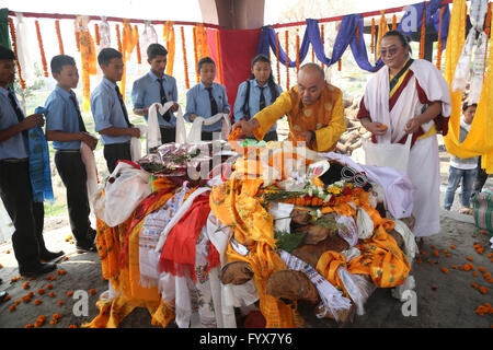 Kathmandu, Nepal. 29 apr, 2016. Un monaco buddista offre ultime preghiere durante l'ultimo corteo funebre di Nepali il famoso attore Thinle Lhondup a Kathmandu, Nepal, Aprile 29, 2016. Lhondup Thinle era famosa per la sua prestazione nel film Himalaya diretto dal famoso regista francese Eric Valli. Il film è stato nominato per il premio Oscar per il miglior film in lingua straniera nel 1999. Credito: Sunil Sharma/Xinhua/Alamy Live News Foto Stock