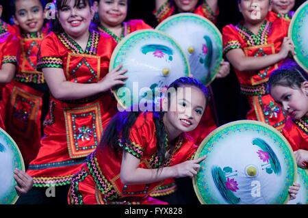 Chicago, Stati Uniti d'America. 28 apr, 2016. Le ragazze di eseguire la danza durante la cerimonia di apertura del 2016 Nazionale lingua cinese conferenza a Chicago, negli Stati Uniti il 28 aprile 2016. La riunione è diventato il più grande raduno annuale nel paese di insegnanti, amministratori e decisori politici impegnati nell'insegnamento della lingua e cultura cinese. © Egli Xianfeng/Xinhua/Alamy Live News Foto Stock