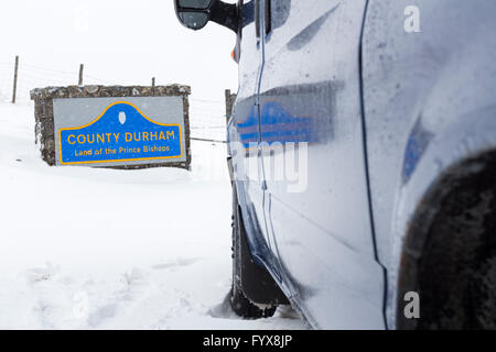 Contea di Durham, Cumbria frontiera, UK. Il 29 aprile 2016. Regno Unito Meteo. Neve pesante colpisce molte strade sia in County Durham e Cumbria. Vanghe da neve sono state cercando di mantenere la B6277 percorso aperto tra Middleton in Teesdale ed Alston, con la strada di Teesdale/contea di Durham solo lato appena accettabili in alcuni luoghi. Credito: David Forster/Alamy Live News Foto Stock