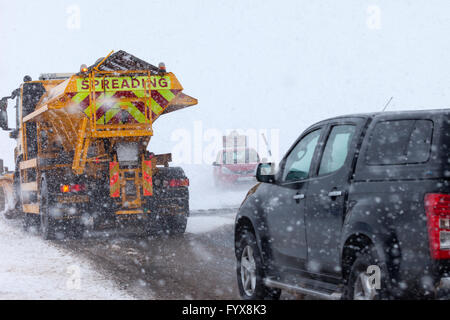 Contea di Durham, Cumbria frontiera, UK. Il 29 aprile 2016. Regno Unito Meteo. Neve pesante colpisce molte strade sia in County Durham e Cumbria. Vanghe da neve sono state cercando di mantenere la B6277 percorso aperto tra Middleton in Teesdale ed Alston, con la strada di Teesdale/contea di Durham solo lato appena accettabili in alcuni luoghi. Credito: David Forster/Alamy Live News Foto Stock