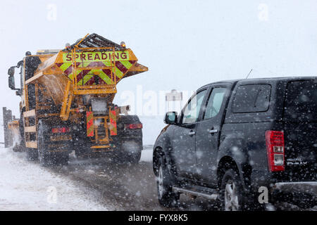 Contea di Durham, Cumbria frontiera, UK. Il 29 aprile 2016. Regno Unito Meteo. Neve pesante colpisce molte strade sia in County Durham e Cumbria. Vanghe da neve sono state cercando di mantenere la B6277 percorso aperto tra Middleton in Teesdale ed Alston, con la strada di Teesdale/contea di Durham solo lato appena accettabili in alcuni luoghi. Credito: David Forster/Alamy Live News Foto Stock