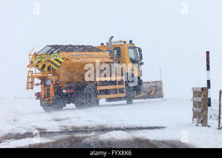 Contea di Durham, Cumbria frontiera, UK. Il 29 aprile 2016. Regno Unito Meteo. Neve pesante colpisce molte strade sia in County Durham e Cumbria. Vanghe da neve sono state cercando di mantenere la B6277 percorso aperto tra Middleton in Teesdale ed Alston, con la strada di Teesdale/contea di Durham solo lato appena accettabili in alcuni luoghi. Credito: David Forster/Alamy Live News Foto Stock