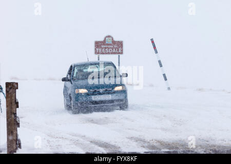 Contea di Durham, Cumbria frontiera, UK. Il 29 aprile 2016. Regno Unito Meteo. Neve pesante colpisce molte strade sia in County Durham e Cumbria. Vanghe da neve sono state cercando di mantenere la B6277 percorso aperto tra Middleton in Teesdale ed Alston, con la strada di Teesdale/contea di Durham solo lato appena accettabili in alcuni luoghi. Credito: David Forster/Alamy Live News Foto Stock