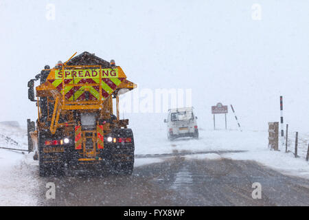 Contea di Durham, Cumbria frontiera, UK. Il 29 aprile 2016. Regno Unito Meteo. Neve pesante colpisce molte strade sia in County Durham e Cumbria. Vanghe da neve sono state cercando di mantenere la B6277 percorso aperto tra Middleton in Teesdale ed Alston, con la strada di Teesdale/contea di Durham solo lato appena accettabili in alcuni luoghi. Credito: David Forster/Alamy Live News Foto Stock