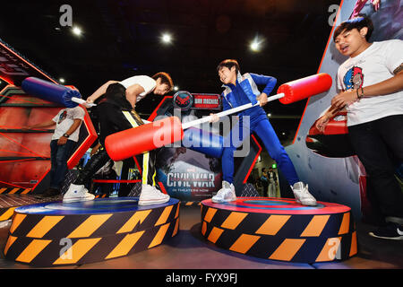 (160429) -- BANGKOK, Aprile 29, 2016 (Xinhua) -- due ragazzi di impegnarsi in un gioco interattivo durante il 2016 Bangkok Comic Con a Bangkok, Thailandia, Aprile 29, 2016. Fumetto e animazione di ventole in Thailandia si sono riuniti presso il Bangkok International Trade & Exhibition Center il venerdì per l'apertura del 2016 Bangkok Comic Con. Durante i tre giorni del fumetto con i visitatori saranno unite da oltre cinquanta espositori internazionali del settore, tra cui la Marvel, HBO e Bandai, con i loro prodotti più recenti e vari eventi interattivi. Bangkok Comic Con è iniziata nel 2014 ed è cresciuto fino a diventare uno dei bi Foto Stock