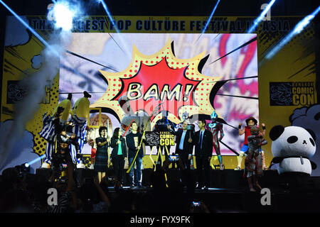 (160429) -- BANGKOK, Aprile 29, 2016 (Xinhua) -- Foto scattata il 29 aprile 2016 illustra la cerimonia di apertura del 2016 Bangkok Comic Con a Bangkok, in Thailandia. Fumetto e animazione di ventole in Thailandia si sono riuniti presso il Bangkok International Trade & Exhibition Center il venerdì per l'apertura del 2016 Bangkok Comic Con. Durante i tre giorni del fumetto con i visitatori saranno unite da oltre cinquanta espositori internazionali del settore, tra cui la Marvel, HBO e Bandai, con i loro prodotti più recenti e vari eventi interattivi. Bangkok Comic Con è iniziata nel 2014 ed è cresciuto fino a diventare uno dei più grandi pop cul Foto Stock