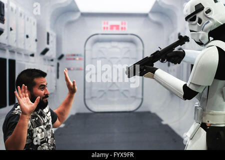 (160429) -- BANGKOK, Aprile 29, 2016 (Xinhua) -- un uomo in posa per una foto con un modello di vestito come un Stormtrooper durante il 2016 Bangkok Comic Con a Bangkok, Thailandia, Aprile 29, 2016. Fumetto e animazione di ventole in Thailandia si sono riuniti presso il Bangkok International Trade & Exhibition Center il venerdì per l'apertura del 2016 Bangkok Comic Con. Durante i tre giorni del fumetto con i visitatori saranno unite da oltre cinquanta espositori internazionali del settore, tra cui la Marvel, HBO e Bandai, con i loro prodotti più recenti e vari eventi interattivi. Bangkok Comic Con è iniziata nel 2014 ed è cresciuto fino a essere Foto Stock