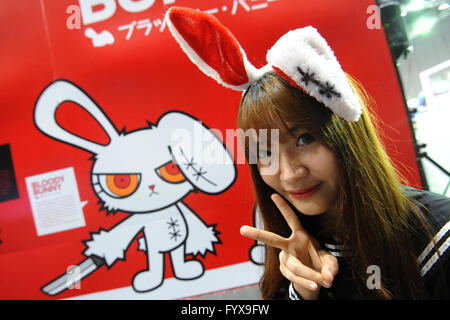 (160429) -- BANGKOK, Aprile 29, 2016 (Xinhua) -- un modello in posa per una foto durante il 2016 Bangkok Comic Con a Bangkok, Thailandia, Aprile 29, 2016. Fumetto e animazione di ventole in Thailandia si sono riuniti presso il Bangkok International Trade & Exhibition Center il venerdì per l'apertura del 2016 Bangkok Comic Con. Durante i tre giorni del fumetto con i visitatori saranno unite da oltre cinquanta espositori internazionali del settore, tra cui la Marvel, HBO e Bandai, con i loro prodotti più recenti e vari eventi interattivi. Bangkok Comic Con è iniziata nel 2014 ed è cresciuto fino a diventare uno dei più grandi della cultura pop eventi Foto Stock