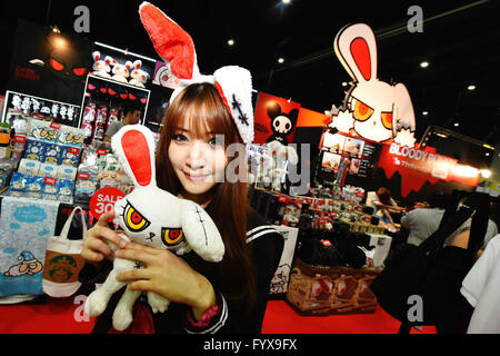 (160429) -- BANGKOK, Aprile 29, 2016 (Xinhua) -- un modello promuove la sanguinosa Bunny e prodotti correlati del personaggio dei fumetti durante il 2016 Bangkok Comic Con a Bangkok, Thailandia, Aprile 29, 2016. Fumetto e animazione di ventole in Thailandia si sono riuniti presso il Bangkok International Trade & Exhibition Center il venerdì per l'apertura del 2016 Bangkok Comic Con. Durante i tre giorni del fumetto con i visitatori saranno unite da oltre cinquanta espositori internazionali del settore, tra cui la Marvel, HBO e Bandai, con i loro prodotti più recenti e vari eventi interattivi. Fumetto di Bangkok con iniziato nel 2014 e ha Foto Stock