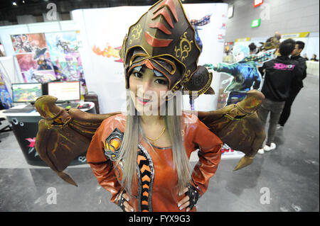 (160429) -- BANGKOK, Aprile 29, 2016 (Xinhua) -- un modello in posa per una foto durante il 2016 Bangkok Comic Con a Bangkok, Thailandia, Aprile 29, 2016. Fumetto e animazione di ventole in Thailandia si sono riuniti presso il Bangkok International Trade & Exhibition Center il venerdì per l'apertura del 2016 Bangkok Comic Con. Durante i tre giorni del fumetto con i visitatori saranno unite da oltre cinquanta espositori internazionali del settore, tra cui la Marvel, HBO e Bandai, con i loro prodotti più recenti e vari eventi interattivi. Bangkok Comic Con è iniziata nel 2014 ed è cresciuto fino a diventare uno dei più grandi della cultura pop eventi Foto Stock