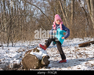 Bambina nella foresta in inverno Foto Stock