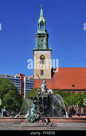 Fontana di Nettuno, Chiesa di Santa Maria, Karl-Liebknecht-Strasse, nel quartiere Mitte di Berlino, Germania / Marienkirche, Neptunbrunnen Foto Stock