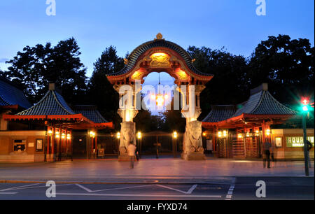 Elephant Gate, Giardino Zoologico, Budapester Strasse, il Tiergarten, nel quartiere Mitte di Berlino, Germania / Zoologischer Garten Foto Stock