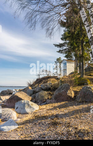 Piccole casette di legno faro sulla costa rocciosa di Kasmu - Captain's village, Estonia Foto Stock