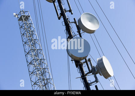 Torre di comunicazione contro il cielo blu Foto Stock