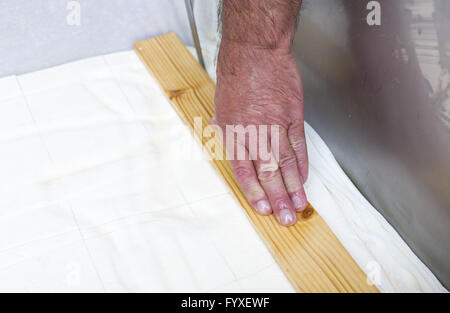 Il formaggio Feta di produzione del coltello di taglio Foto Stock