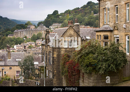 Regno Unito, Inghilterra, Yorkshire, Calderdale, Hebden Bridge, Birchcliffe, costruito in pietra e ville in distanza al piano di sopra al piano di sotto case Foto Stock