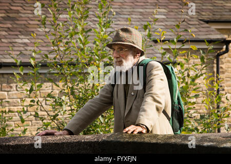 Regno Unito, Inghilterra, Yorkshire, Calderdale, Hebden Bridge, senior maschili walker in appoggio sul ponte sul canale di Rochdale Foto Stock