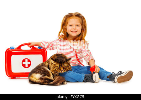 Poco veterinario con scatola della medicina il trattamento di cat Foto Stock