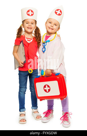 Amici giocando medici con toy kit di primo soccorso Foto Stock
