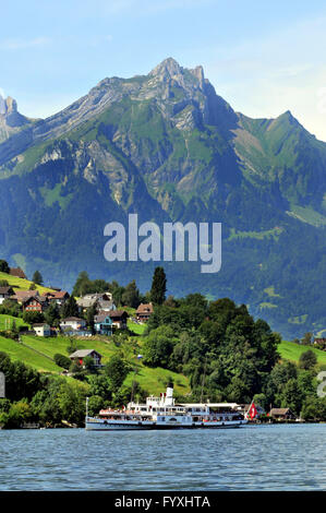 Paddlewheeler, città di Lucerna, il Monte Pilatus, Hergiswil, il Lago di Lucerna, Nidvaldo, Svizzera / Vierwaldstattersee, Vierwaldstättersee, il Lago dei Quattro Cantoni boschiva Foto Stock