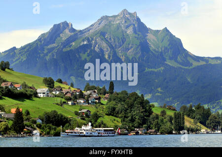 Paddlewheeler, città di Lucerna, il Monte Pilatus, Hergiswil, il Lago di Lucerna, Nidvaldo, Svizzera / Vierwaldstattersee, Vierwaldstättersee, il Lago dei Quattro Cantoni boschiva Foto Stock