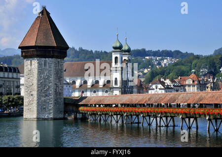 Il Ponte della Cappella, Water Tower, la Chiesa Gesuita St Franz Xaver, il Lago di Lucerna, Lucerna, Svizzera / Vierwaldstattersee, Vierwaldstättersee, il Lago dei Quattro Cantoni boscose, Kapellbrucke, Kapellbrücke, Wasserturm Foto Stock