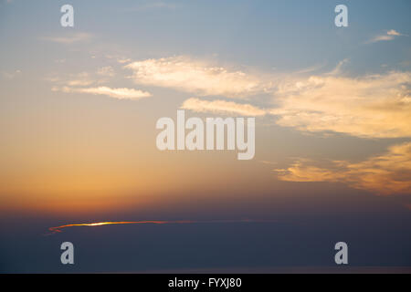 In rosso blu cielo cloud e sunrise orange Colore Foto Stock