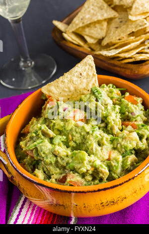 Freschi Fatti in casa quacamole nel recipiente. Foto Stock