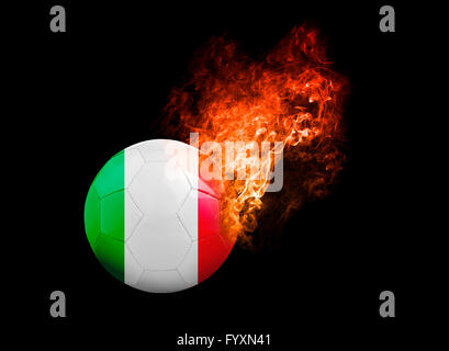 Flaming Football palla su sfondo nero con le bandiere del team, Europa 2016. Gruppo E, Italia Foto Stock