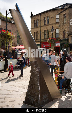 Regno Unito, Inghilterra, Yorkshire, Calderdale, Hebden Bridge, St Georges Square, busker e visitatori dal coltello Fustian scultura Foto Stock