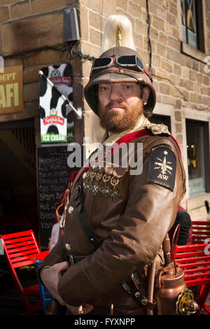 Regno Unito, Inghilterra, Yorkshire, Calderdale, Hebden Bridge, St Georges Square, l'uomo in finto militare costume steampunk Foto Stock