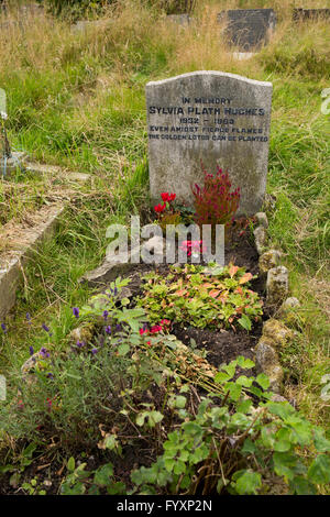Regno Unito, Inghilterra, Yorkshire, Calderdale, Heptonstall, cimitero, tomba del poeta americano Sylvia Plath, con di Ted Hughes Foto Stock
