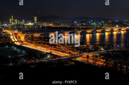 Il traffico di notte oltre il fiume Han A SEUL Foto Stock