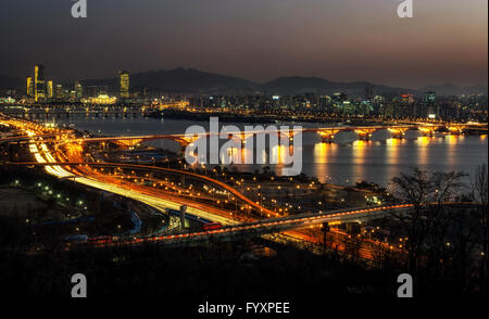 Il traffico di notte oltre il fiume Han A SEUL Foto Stock